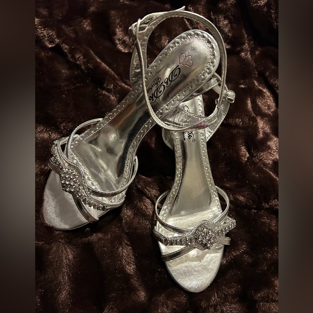 Silver sandals worn once. Excellent condition. Size 8.5. DbDk Fashion.